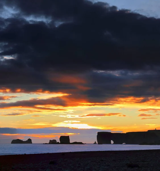 Zlanda Kayalar Kayalıklarla Kumsalda Gün Batımının Güzel Bir Manzarası — Stok fotoğraf