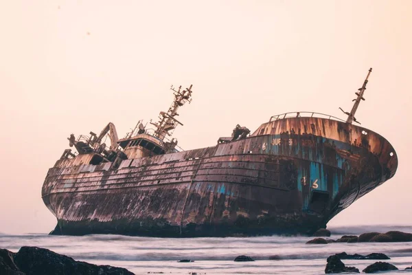在海滩上的沉船事故后 一艘历史性的肮脏的老船的美丽镜头 — 图库照片