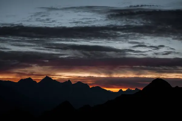 Sylwetka Gór Pod Kolorowym Niebem Podczas Zachodu Słońca — Zdjęcie stockowe