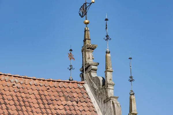 Zbliżenie Stary Styl Dekoracyjny Żelazo Szczycie Dachu Budynku Przeciw Błękitnym — Zdjęcie stockowe
