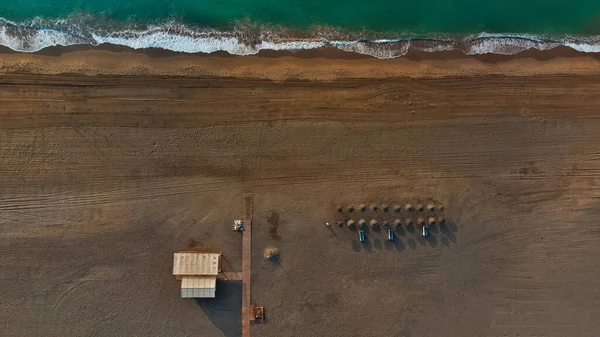 Top View Sandy Beach Facilities Waves Crashing Beach Sunny Day — Stock Photo, Image