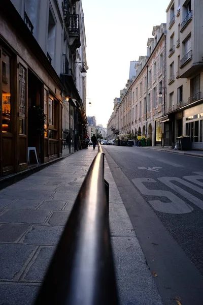 Vertikální Záběr Ulici Vedoucí Place Des Vosges Paříži Francie — Stock fotografie