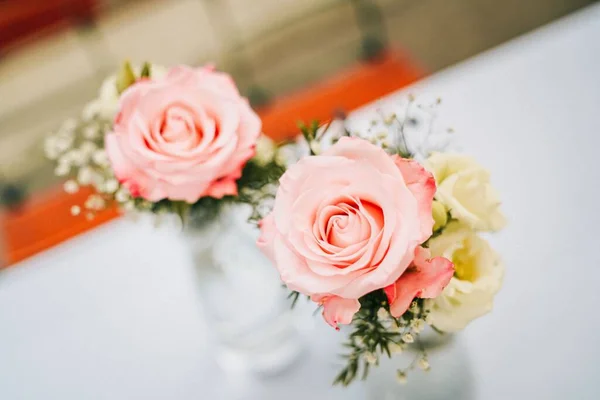 Крупный План Красивых Букетов Цветов Роз Стеклянных Вазах — стоковое фото