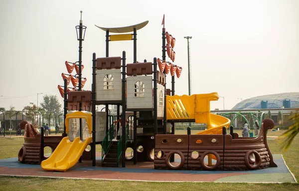 Duży Plac Zabaw Parku — Zdjęcie stockowe