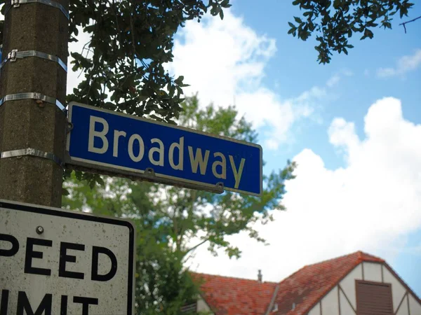 Ein Broadway Zeichen Gegen Den Baum Und Den Himmel — Stockfoto