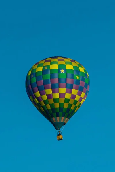 Plan Vertical Ballon Aérien Coloré Volant Avec Ciel Bleu Arrière — Photo