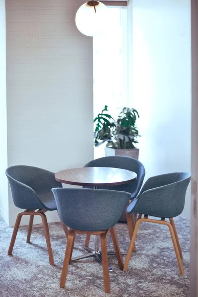 Eine Vertikale Aufnahme Moderner Minimalistischer Stühle Und Eines Runden Tisches — Stockfoto