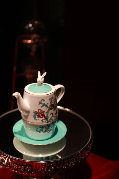 Вертикальний Знімок Чайника Порцеляновим Кроликом Зверху — стокове фото
