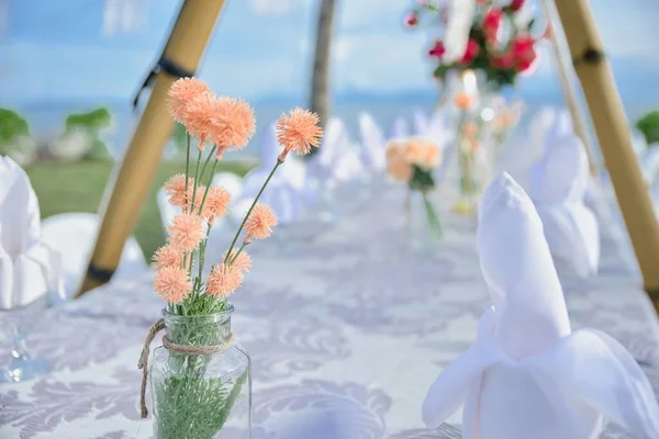 一只小花瓶的特写镜头 它的桌子上摆放着美丽的桃色花朵 — 图库照片