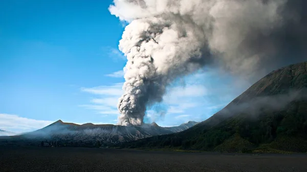 Natural View Steaming Ashes Mount Bromo Indonesia — Stock Photo, Image