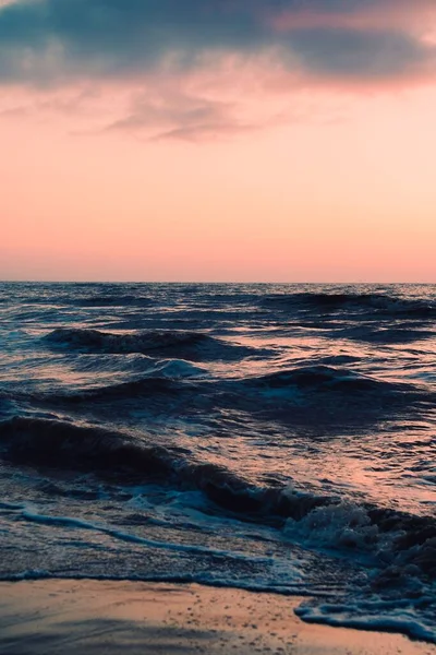 Pionowe Piękne Fale Toczące Się Wybrzeżu Pod Hipnotyzującym Niebem — Zdjęcie stockowe
