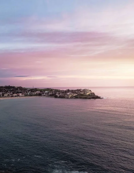 Solnedgångsscen Vacker Kustlinje Ett Avstånd Och Havssidan Bondi Beach Australien — Stockfoto