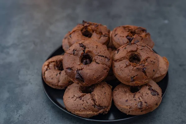 Gri Arka Planda Siyah Tabakta Lezzetli Çikolatalı Çörekler — Stok fotoğraf