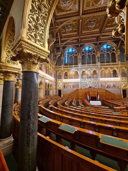 Een Verticaal Shot Van Het Interieur Van Het Parlement Met — Stockfoto