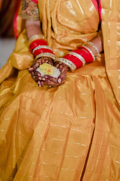 Индийская Невеста Показывает Руки Дизайном Хны День Своей Свадьбы — стоковое фото