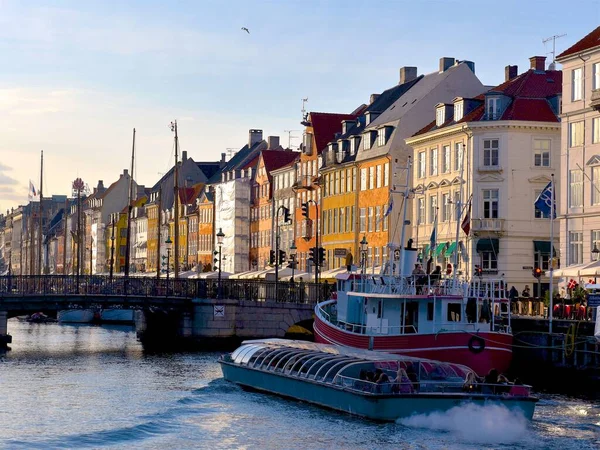 Piękne Ujęcie Łodzi Płynących Kanałem Wzdłuż Kolorowych Budynków Nyhavn Kopenhaga — Zdjęcie stockowe