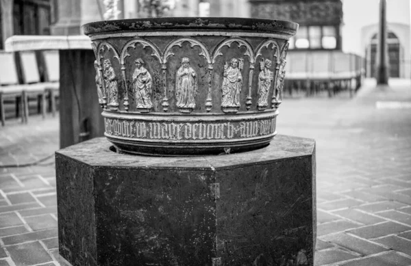 Чаша Крещения Рыночной Церкви Ансер Либен Фрауэн Галле Дер Зале — стоковое фото