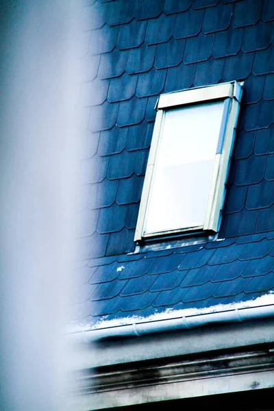 Вертикальний Знімок Плиткового Даху Вікном — стокове фото