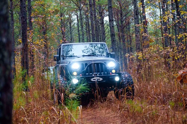 Jeep Rubicon Altamente Modificado Fuera Carretera Sendero Través Del Bosque —  Fotos de Stock