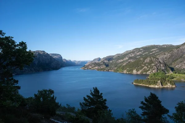 Een Prachtig Landschap Van Lysefjorden Met Een Blauwe Lucht Achtergrond — Stockfoto
