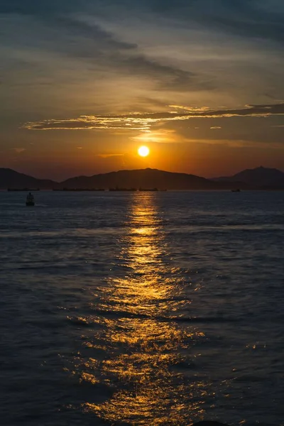 Een Verticaal Shot Van Gouden Zonsondergang Stralend Boven Kalme Zee — Stockfoto