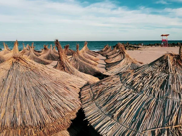 Drewniane Słomkowe Parasole Słonecznej Plaży — Zdjęcie stockowe