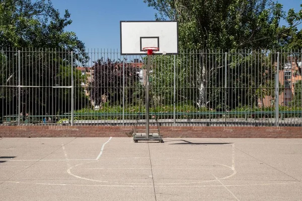 Outdoor Fenced Basketball Court Backboard Surrounded Green Trees Sunny Day — Stock Photo, Image
