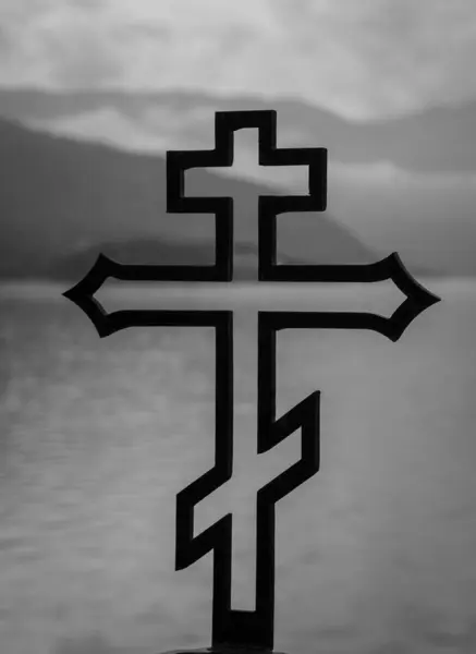 湖畔的一个黑色十字架 — 图库照片