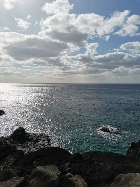 Вертикальний Знімок Скелястого Узбережжя Маврикію Під Хмарним Блакитним Небом — стокове фото