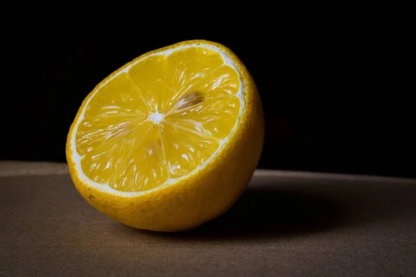 Tiro Close Meio Corte Limão Com Fundo Escuro — Fotografia de Stock