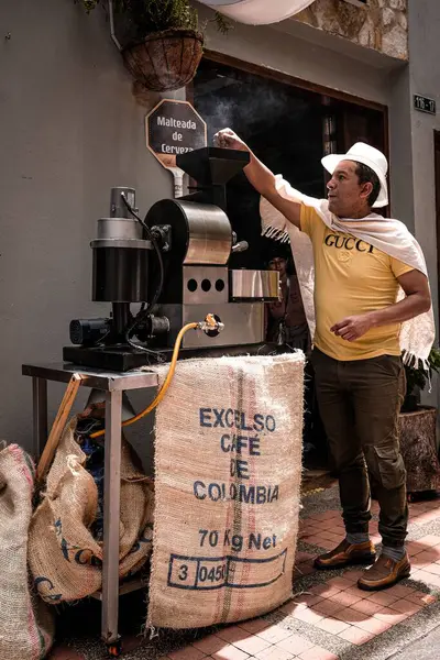 Sokakta Kahve Çekirdeğini Öğütücüye Koyan Bir Adamın Dikey Görüntüsü — Stok fotoğraf