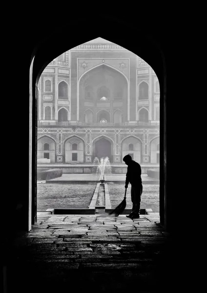 Vertical Grayscale Silhouette Person Background Humayun Tomb — Stock Photo, Image