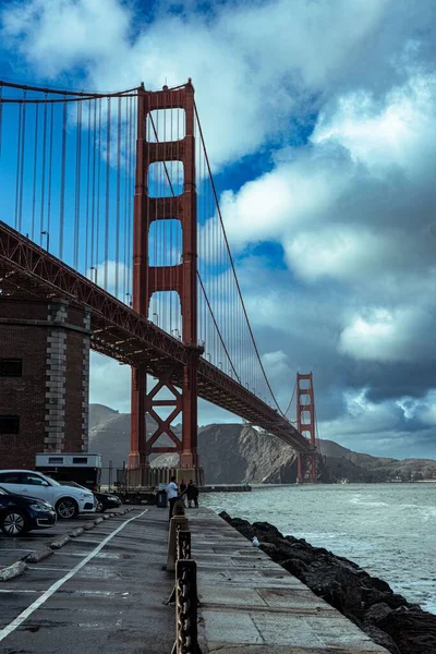 Вертикальный Снимок Машин Припаркованных Тротуаре Мостом Золотые Ворота Сан Франциско — стоковое фото