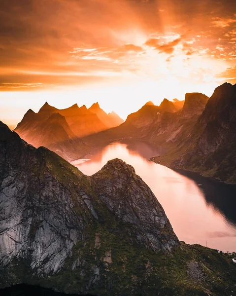 奥地利落日时 湖面被岩石丘陵环绕的垂直照片 — 图库照片
