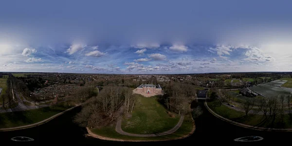 已准备好迎接Vr 360度的空中全景 以绿园和城市景观环绕的有运动的庄园为背景的色雷斯城堡 — 图库照片