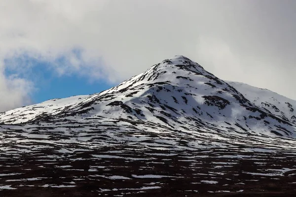 Bergstopp Täckt Med Snö Molnig Blå Himmel — Stockfoto