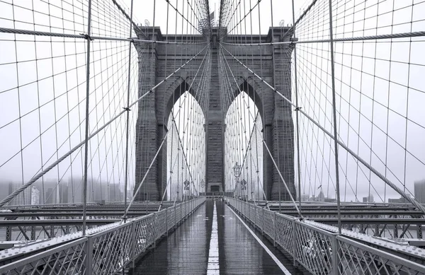 ニューヨークでの日中のブルックリン橋の美しいショット — ストック写真