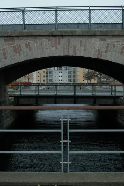 Eine Steinerne Brücke Über Den Fluss Bei Tag — Stockfoto