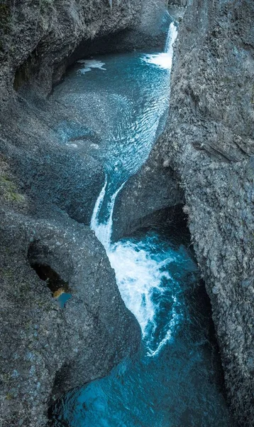 Високий Кутовий Знімок Водоспаду Тече Скелях — стокове фото