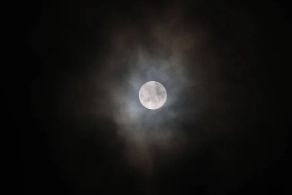 Uma Visão Baixo Ângulo Lua — Fotografia de Stock