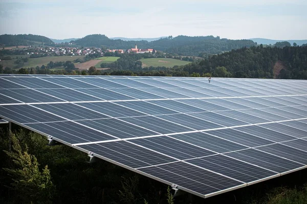 Panele Układu Słonecznego Dużej Elektrowni Fotowoltaicznej Zielonym Polu — Zdjęcie stockowe