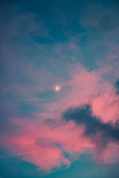 Plano Vertical Nubes Azules Rosadas Cielo — Foto de Stock