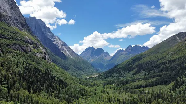 구름낀 아래푸른 계곡의 — 스톡 사진