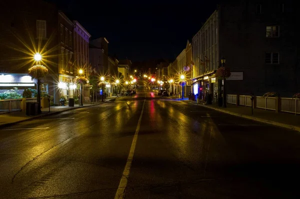 Una Vista Nocturna Calle Con Luces Reflectantes Asfalto Húmedo Port —  Fotos de Stock