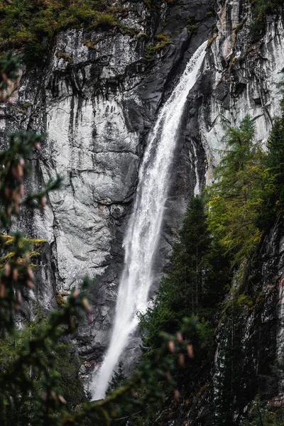Pionowe Ujęcie Płynącego Pięknego Skalistego Wodospadu Górach Tyrolu Austria — Zdjęcie stockowe