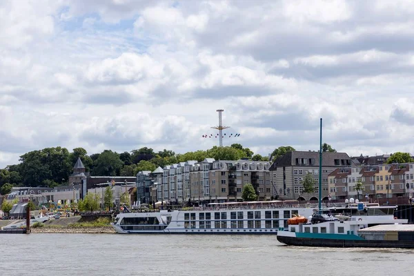 Rivier Maas Aan Oever Van Historische Hanzestad Nijmegen — Stockfoto