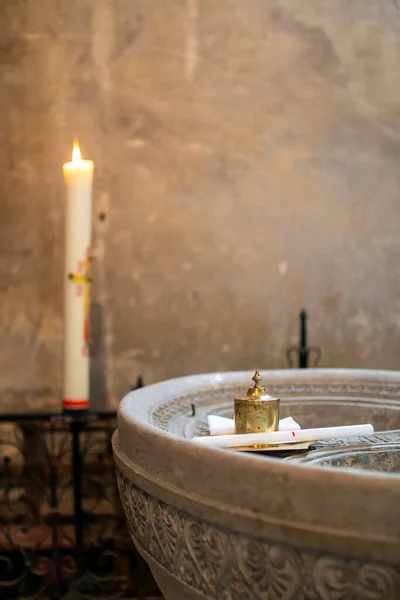Вертикальний Знімок Свічок Невеликий Водний Ставок Християнського Хрещення Всередині Церкви — стокове фото