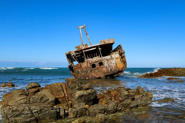 Ein Rustikales Schiffswrack Auf Der Wasseroberfläche Der Nähe Des Kaps — Stockfoto