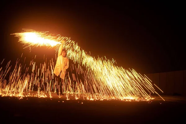 Studentka Wirująca Iskrami Podczas Nocnego Pożaru — Zdjęcie stockowe
