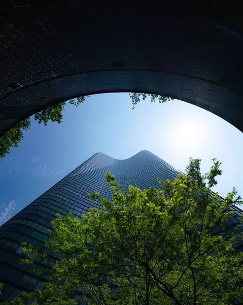 Låg Vinkel Skott Hög Blå Skyskrapa Chicago Molnig Himmel Bakgrund — Stockfoto
